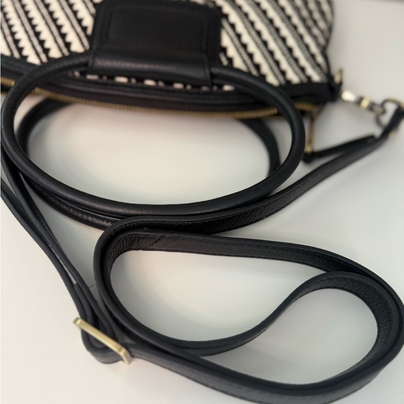 HOBO Sheila Crossbody Bag Artisan Textured Leather EUC - Picture 6 of 7